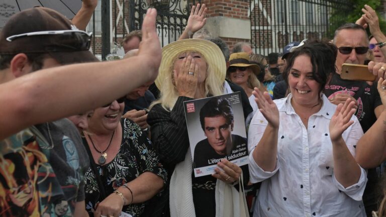 “I respected his choice but I wanted to pay tribute to him”, a hundred fans gathered for a final “goodbye” to the actor