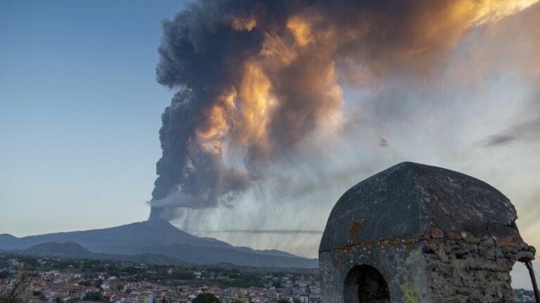 IN PICTURES. Lava fountain, plume of ash… Etna becomes active and disrupts the sky of Sicily