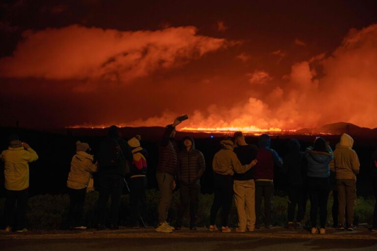 Iceland | Onlookers crowd to see volcanic eruption