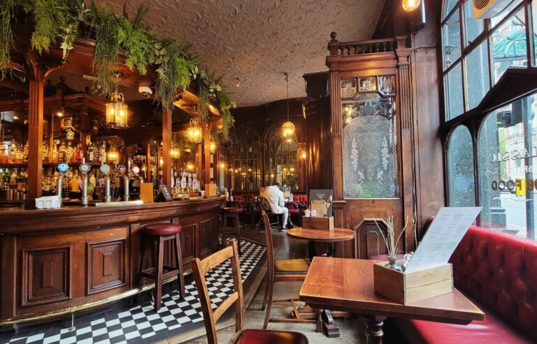 Immersion in the history and gastronomy of London pubs