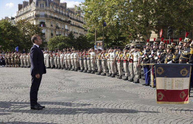 In France, the impasse continues at the start of a crucial week