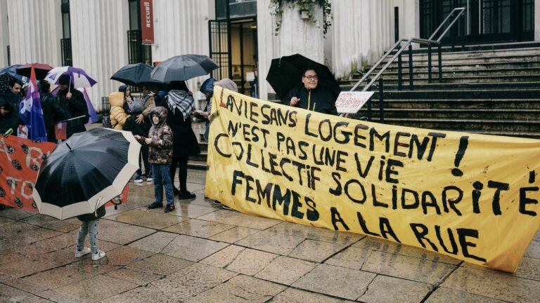 In Lyon, women demonstrate with their children to demand a roof over their heads