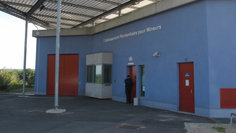 In Yvelines, a 16-year-old teenager discovered hanged in detention