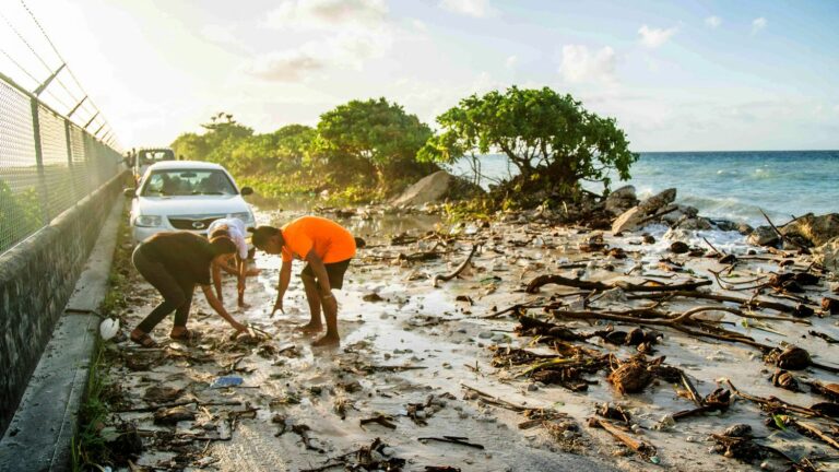 In pictures Collapsed restaurant, submerged cemetery, abandoned port… In the Pacific islands, rising waters are disrupting the lives of the inhabitants