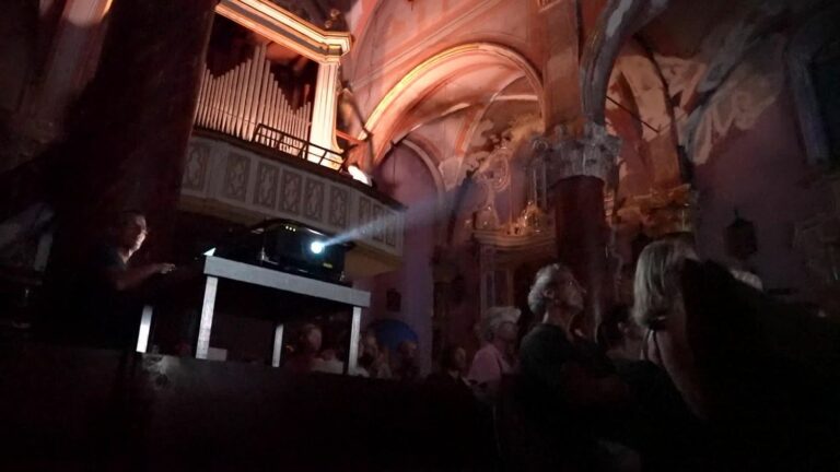 In the heart of the Saint-Sauveur church in Saorge, an organ accompanies masterpieces of silent cinema