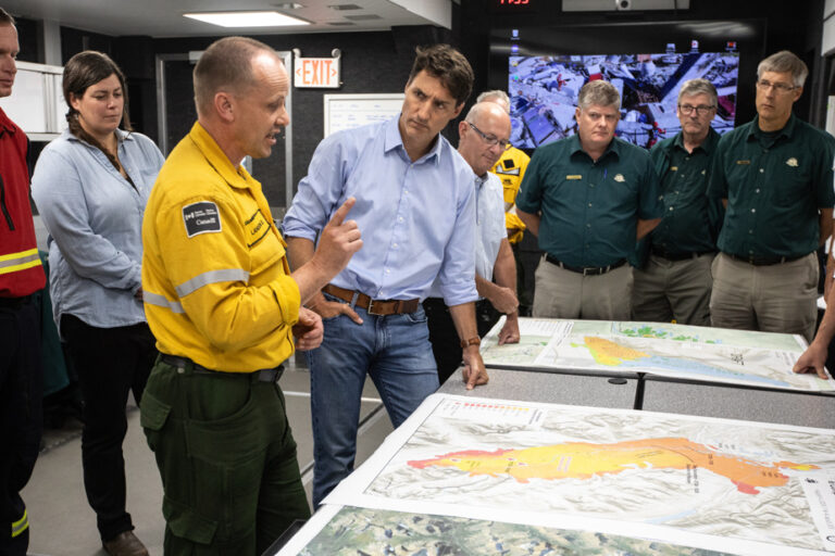 Jasper wildfire | Justin Trudeau meets with authorities and evacuees