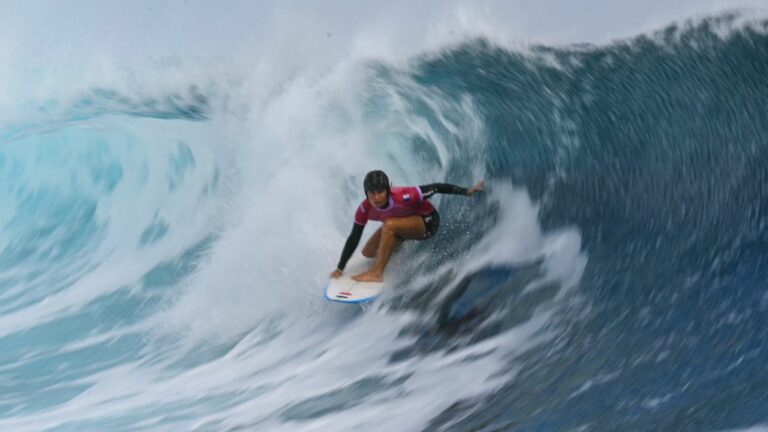 Johanne Defay offers a first historic bronze medal to French surfing