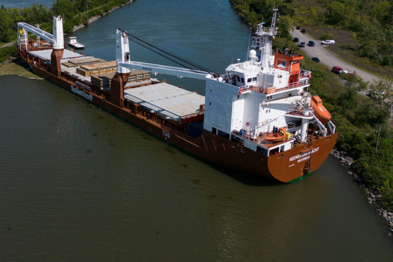 Kahnawake | Ship runs aground and blocks shipping channel