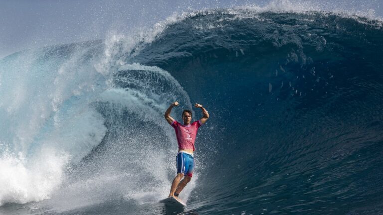 Kauli Vaast, crowned on the legendary spot of Teahupo’o, offers a 13th gold medal to France