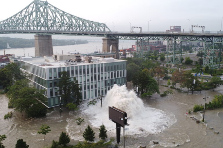 Major water leak in the Centre-Sud | After the rain comes the geyser