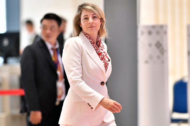 Mélanie Joly will travel to Africa this week