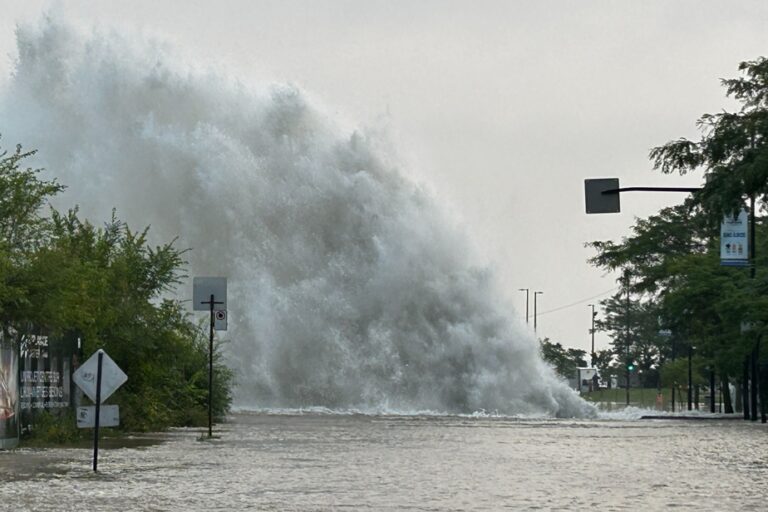 Near the Jacques-Cartier Bridge | A major water leak floods streets and residences