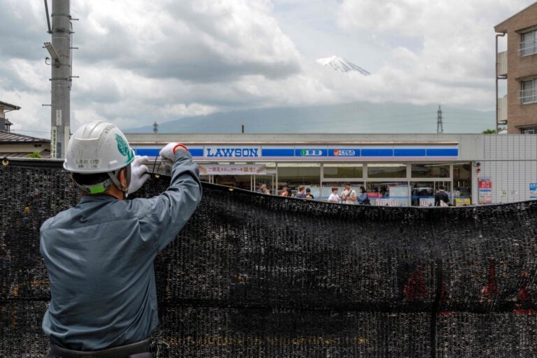 Mount Fuji | Anti-tourist tarpaulin removed