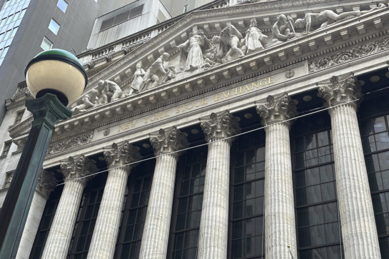 New York Stock Exchange Falls After Worrying US Indicators