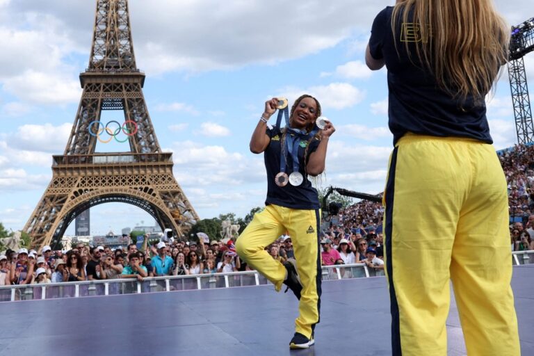 Parc des Champions | The sold-out parade of medalists under the Eiffel Tower