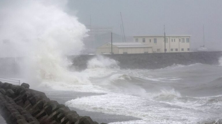 Powerful Typhoon Shanshan hits Kyushu Island, gusts of up to 200 km/h recorded