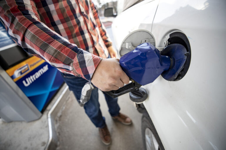 Quebec urged to temporarily reduce gasoline taxes