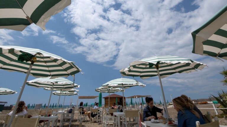 REPORTAGE. In Italy, private beach owners at war with the government