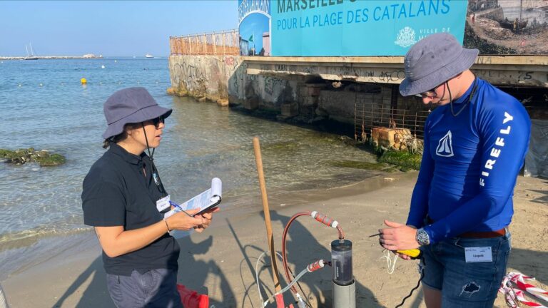 REPORTAGE. “We dig, we go and get the sea water and the sand”: in Marseille, researchers analyze the residues of sun cream on the beach