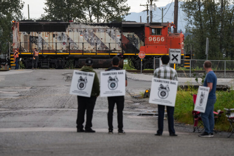 Rail labour dispute | Work resumes at CN, but shutdown continues at CPKC