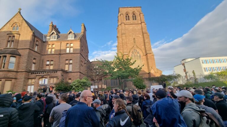 “Refugees are welcome”… in Liverpool, residents demonstrate to say no to racism