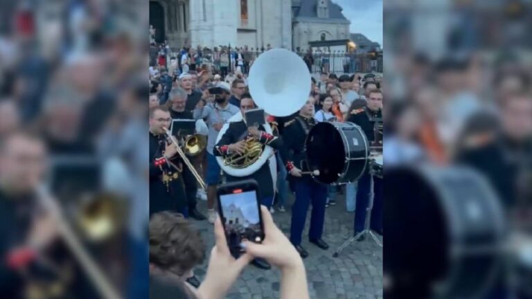 Republican Guard sings “Freed from Desire” amid dozens of tourists in Montmartre