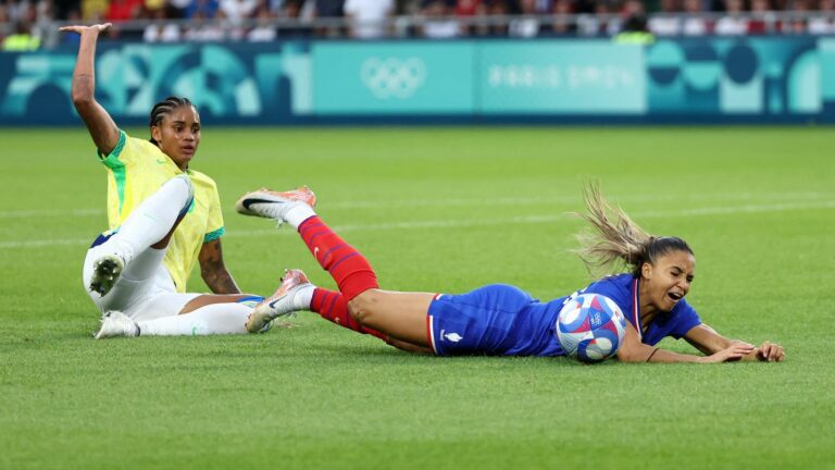 Sakina Karchaoui misses her penalty, the Blues are still looking to open the score… Follow the match with us