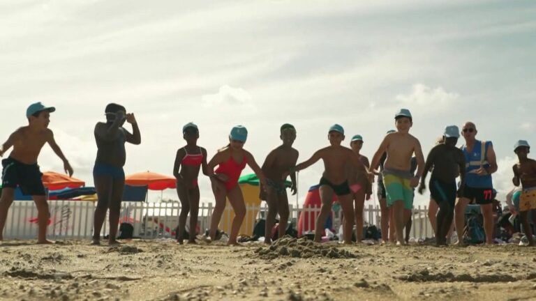 Secours populaire takes “those forgotten on holiday” to Deauville beach