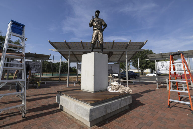 Six months after the theft | New statue of Jackie Robinson installed in Kansas