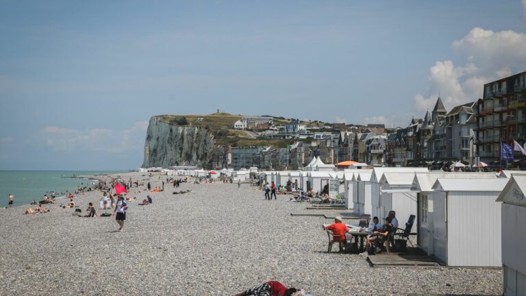 Swimming and fishing on foot are prohibited along the entire coastline of the Somme due to a layer of water in the water.