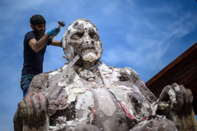 Syrian sculptor destroys his work in front of the UN