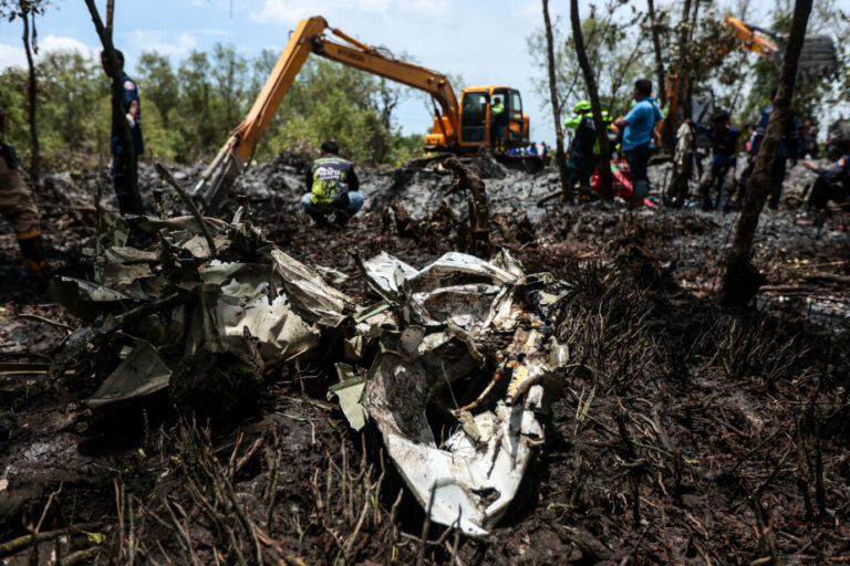 Thailand | Tourist plane crashes in jungle, nine missing