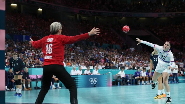 The French handball team holds its own against its rivals for Olympic gold… Follow the match with us