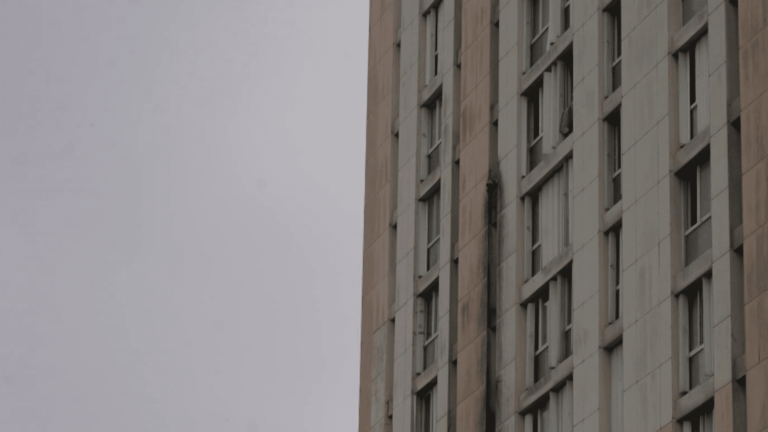 The ordeal of the inhabitants of an 18-storey tower, deprived of elevators