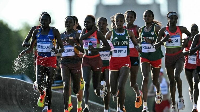 The pace is picking up in the marathon, with Frenchwoman Mekdes Woldu still in the running before the terrible climb of the Pavement des Gardes… Follow the last Olympic day