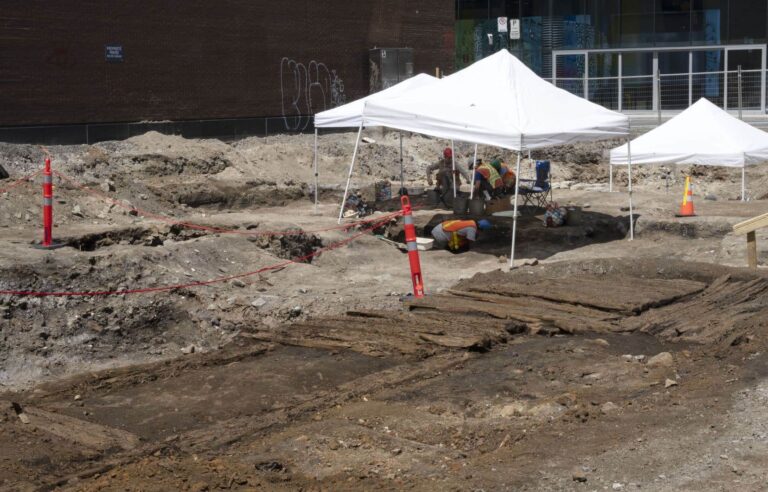 The remains of the Hydro-Québec parking lot bear witness to the birth of the Red Light