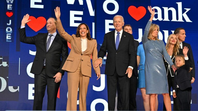 The “theatrical” handover between Joe Biden and Kamala Harris “galvanizes” the party, according to a specialist on the United States