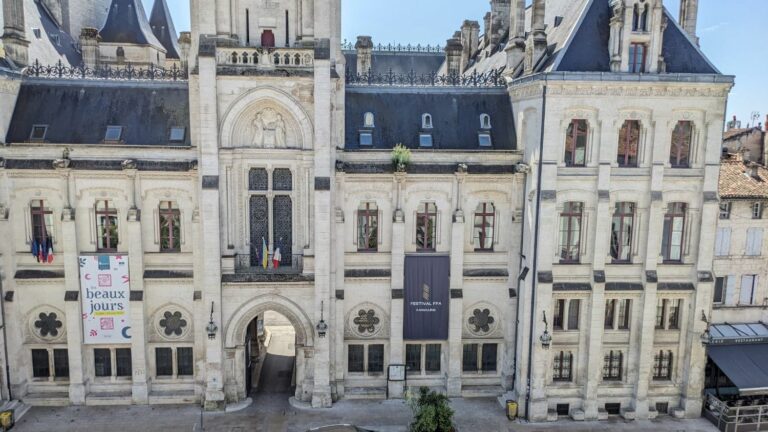 Town hall set on fire in Angoulême: Mayor Xavier Bonnefont denounces “a particularly odious and reprehensible act”