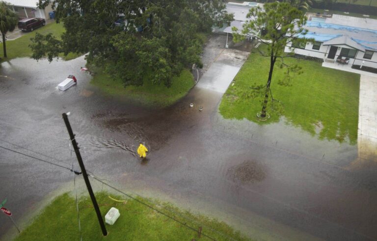 Tropical Storm Debby Strengthens to Category 1 Hurricane, Approaches Florida