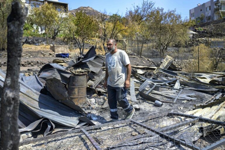 Türkiye | Paradise village in Izmir experiences hell of flames