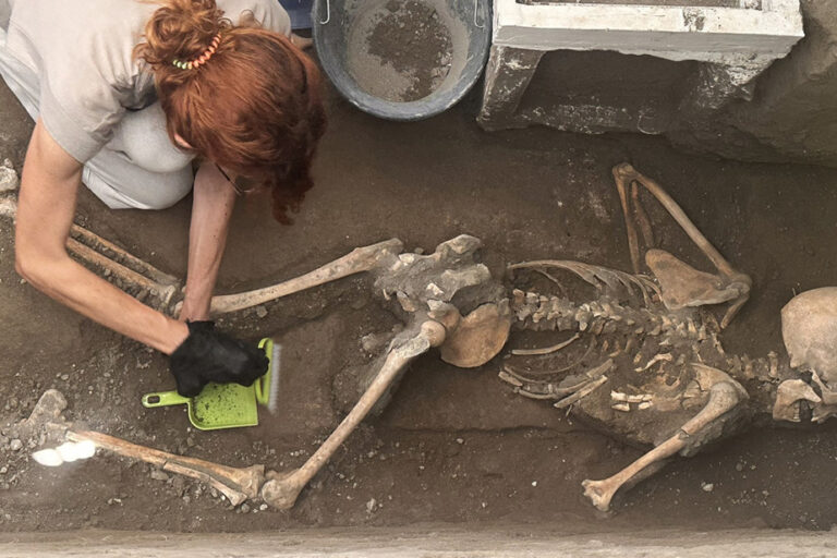 Two bodies and a small treasure exhumed in Pompeii