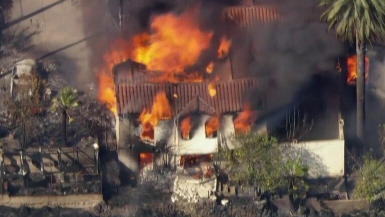 US firefighters battle megafire ravaging California