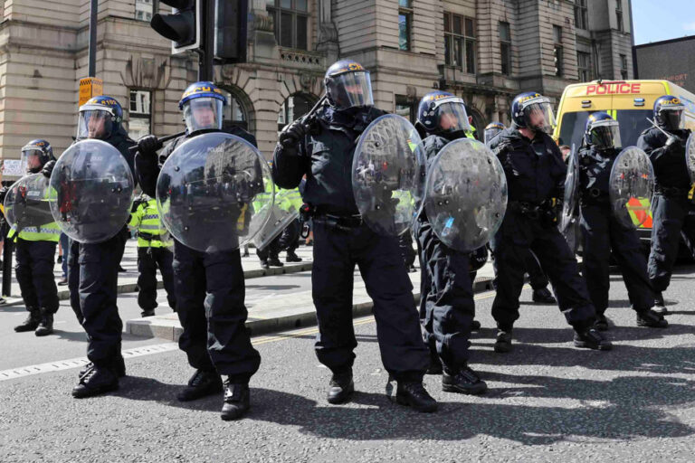 United Kingdom | Clashes between police and anti-immigration protesters continue