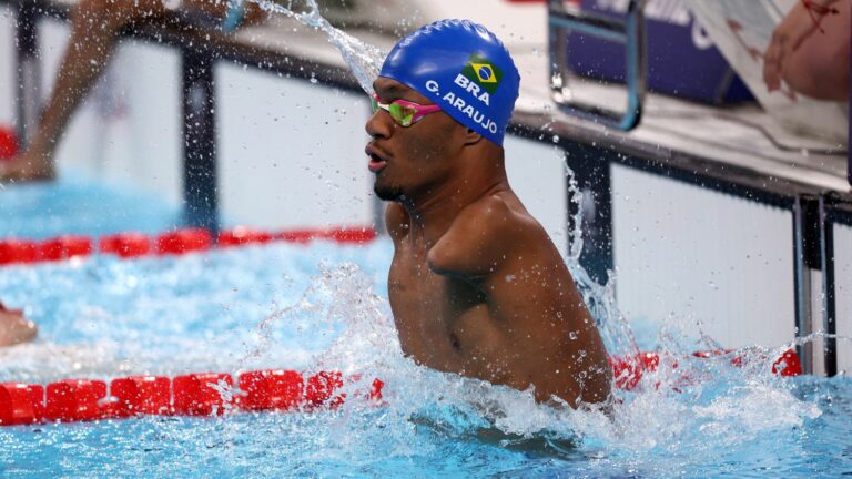 VIDEO. Armless Brazilian prodigy Gabriel dos Santos Araujo undulates to win 100m backstroke gold at 2024 Paralympics