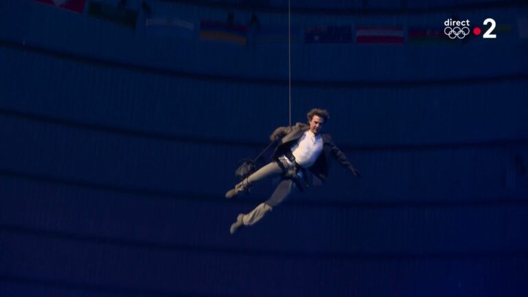 VIDEO. From his jump from the roof of the Stade de France to his arrival in Hollywood, Tom Cruise electrifies the closing ceremony of the Olympic Games