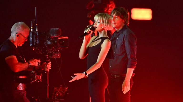 VIDEO. Phoenix, Kavinsky, Angèle and Air bring the Stade de France to life with music during the closing ceremony