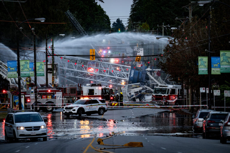 Vancouver | Crane collapses, firefighters battle multiple blazes