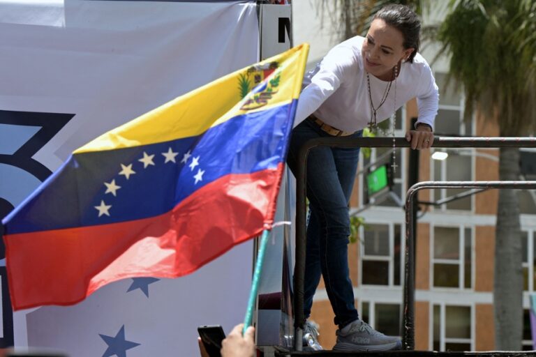 Venezuela | Opposition leader demonstrates to claim victory