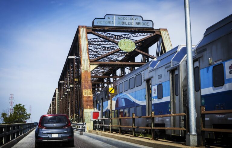 Victoria Bridge closed towards Montreal for an indefinite period