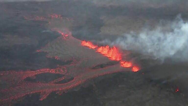 Volcano wakes up and causes 4km long fissure